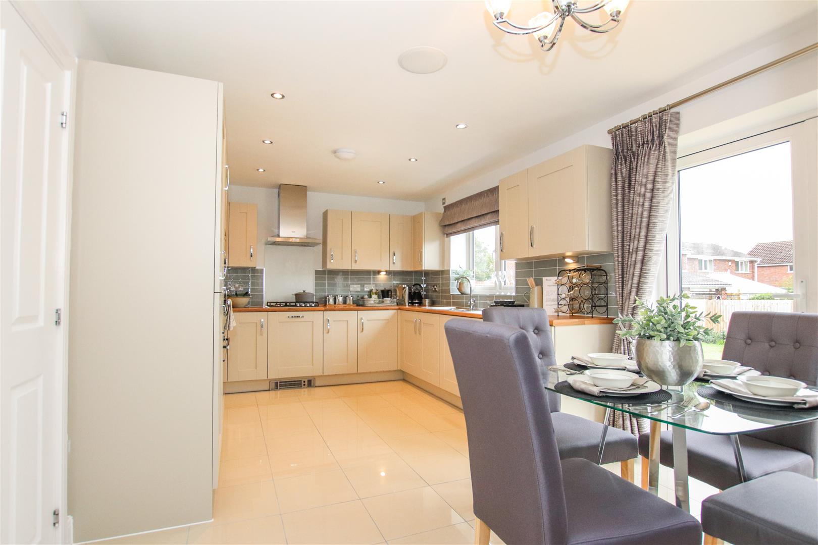LUXURY FITTED KITCHEN / DINING ROOM